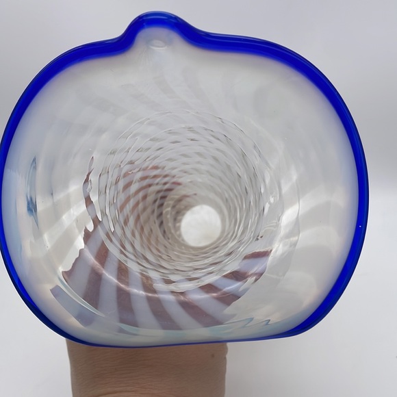 FENTON GLASS JACK IN THE PULPIT WHITE SPIRAL OPALESCENT BLUE TRIM VASE - Picture 7 of 8